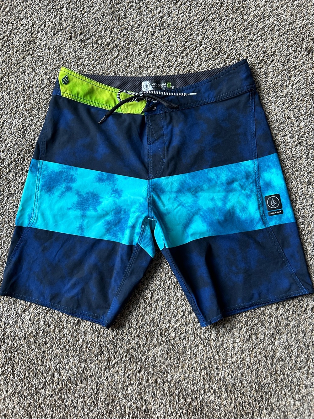 Volcom Mod-Tech Bold Stripe Tie Dye Board Shorts Size 32